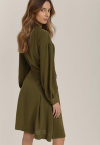 Renee - Ciemnozielona Sukienka Poreiriope. Kolor: zielony. Materiał: materiał. Wzór: aplikacja. Typ sukienki: koszulowe. Długość: midi #2