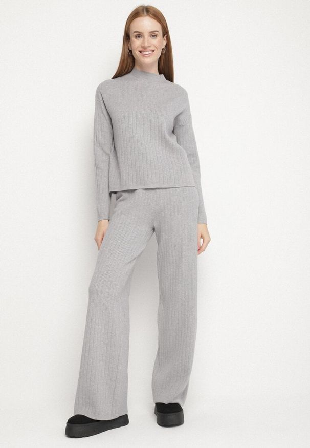 Born2be - Szary Prążkowany Komplet Dzianinowy Szerokie Spodnie i Sweter z Półgolfem Fenitiva. Kolor: szary. Materiał: dzianina, prążkowany