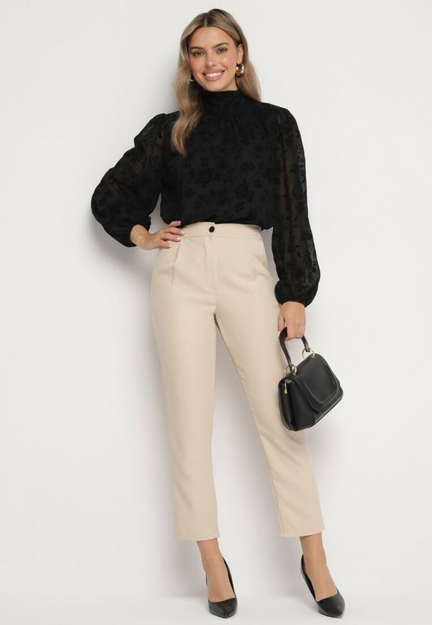 Born2be - Beżowe Spodnie Cygaretki Borlo. Kolor: beżowy