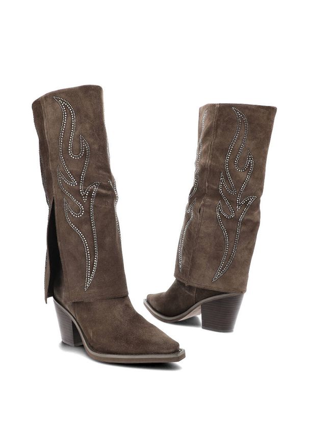 Brązowe Kozaki Alma En Pena Eleganckie Buty Damskie. Zapięcie: zamek. Kolor: brązowy. Materiał: materiał, jeans, skóra. Wzór: aplikacja. Sezon: zima, jesień. Styl: elegancki