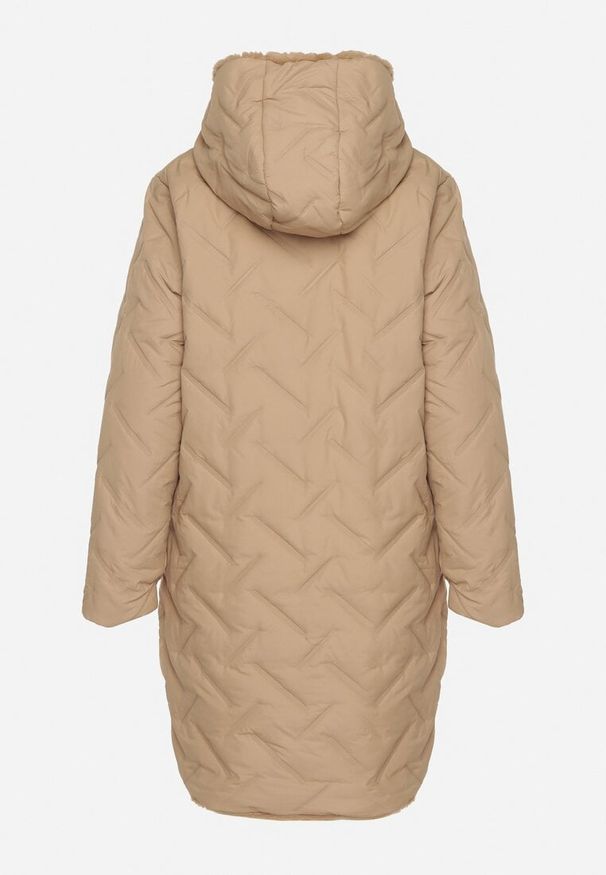 Born2be - Ciemnobeżowa Długa Kurtka Dwustronna z Pikowanymi Przeszyciami i Kapturem Olidia. Okazja: na co dzień, na spacer. Kolor: beżowy. Materiał: poliester, dzianina, futro, jeans. Długość: długie. Styl: casual, elegancki
