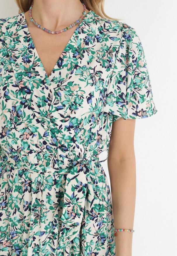 Born2be - Zielona Sukienka Maxi z Gumką w Talii w Kwiaty z Wiskozy Eudatha. Typ kołnierza: dekolt kopertowy. Kolor: zielony. Materiał: wiskoza. Wzór: kwiaty. Sezon: lato. Typ sukienki: kopertowe. Długość: maxi