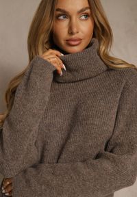 Renee - Jasnobrązowa Sweterkowa Sukienka Golf z Wełną i Wiskozą Fedorina. Okazja: na co dzień. Typ kołnierza: golf. Kolor: brązowy. Materiał: wiskoza, wełna. Typ sukienki: oversize. Styl: casual. Długość: midi #3