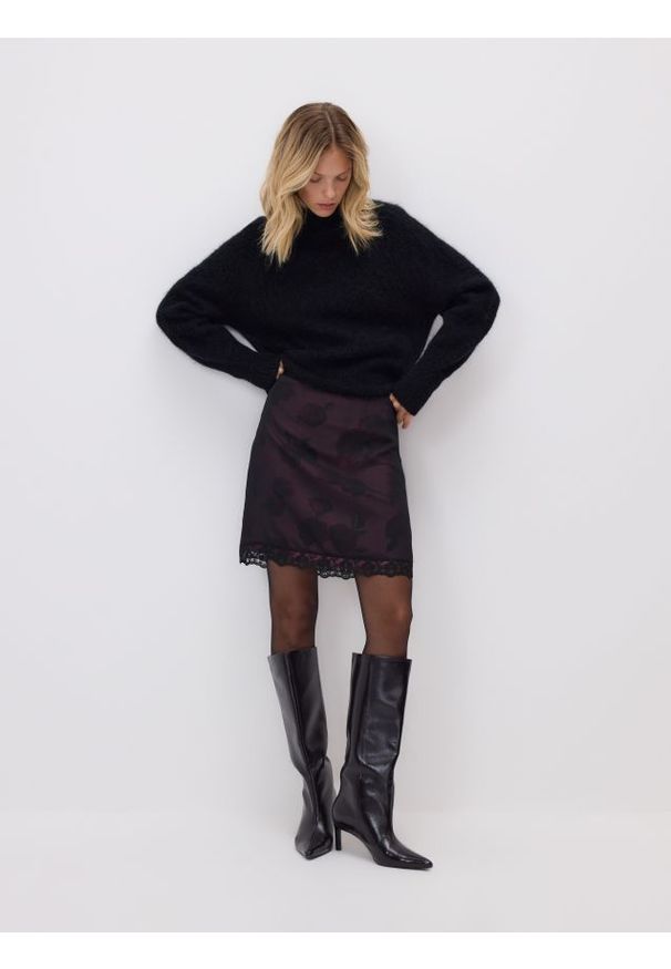 Reserved - Spódnica mini w kwiaty - czarny. Kolor: czarny. Materiał: wiskoza. Wzór: kwiaty