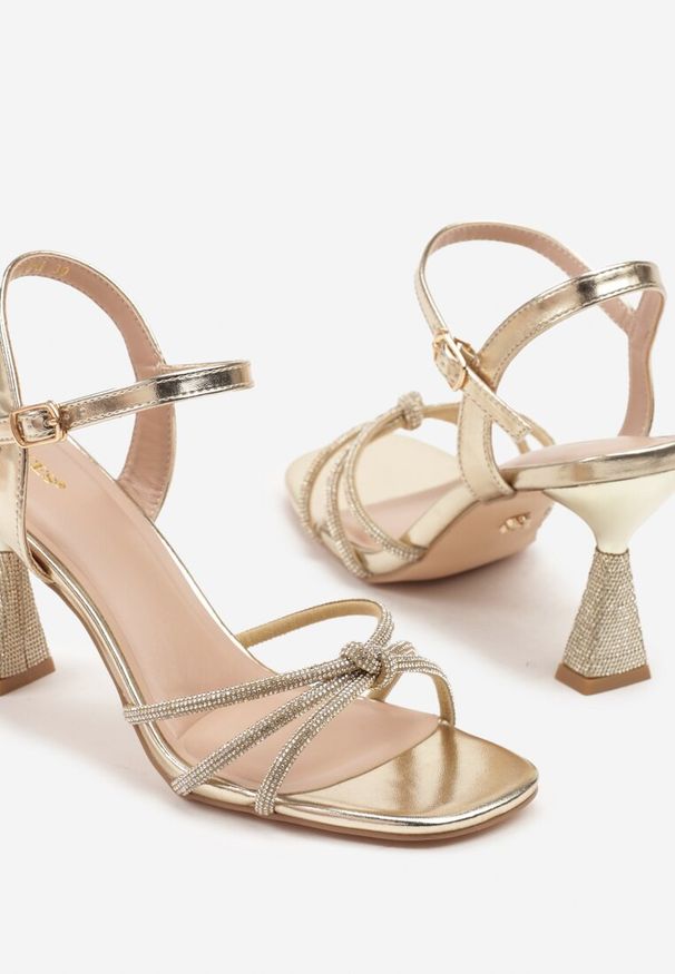 Renee - Złote Sandały na Stożku Vices z Cyrkoniami Tirnellis. Zapięcie: pasek. Kolor: złoty. Materiał: jeans. Obcas: na stożku. Styl: wizytowy, elegancki. Wysokość obcasa: średni