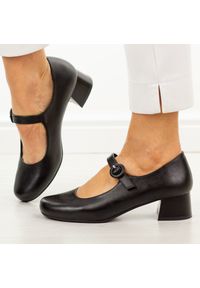 Czarne półbuty damskie Sergio Leone Pb416. Nosek buta: okrągły. Zapięcie: pasek. Kolor: czarny. Materiał: skóra. Sezon: wiosna, lato. Obcas: na obcasie. Styl: elegancki, klasyczny, wizytowy. Wysokość obcasa: średni #1