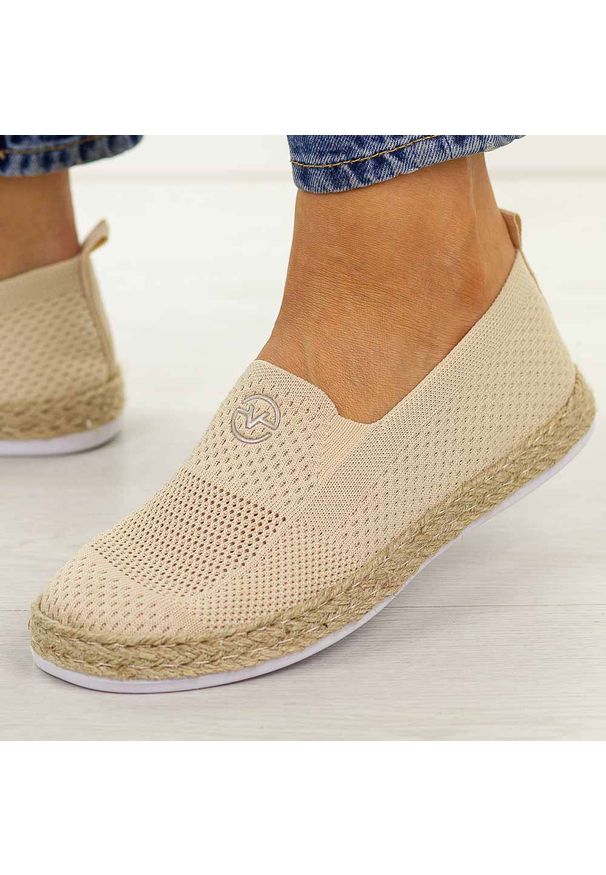 Beżowe espadryle damskie Vinceza 13659. Okazja: na spacer, na co dzień. Nosek buta: okrągły. Kolor: beżowy. Materiał: tkanina. Szerokość cholewki: normalna. Sezon: wiosna, lato. Styl: casual, elegancki, klasyczny