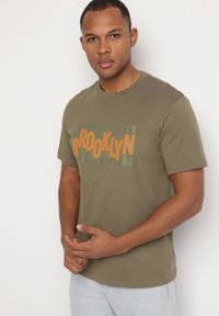 Born2be - Ciemnobeżowy T-shirt Bawełniany z Napisem Sunviera. Okazja: na co dzień. Kolor: beżowy. Materiał: bawełna. Wzór: napisy. Styl: casual #7