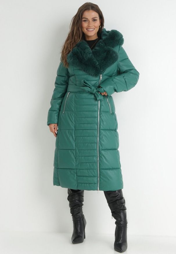 Born2be - Zielona Kurtka Długa Pikowana Płaszcz z Imitacji Skóry z Futerkiem Sezee. Kolekcja: dla wysokich. Kolor: zielony. Materiał: skóra, futro. Długość: długie. Sezon: zima, jesień