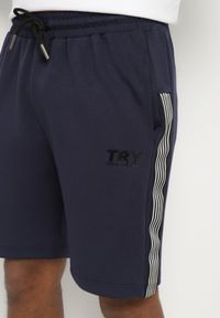 Born2be - Granatowe Szorty Dresowe z Gumką w Talii i Bocznymi Zdobieniami Mepassa. Okazja: na co dzień. Kolor: niebieski. Materiał: dresówka. Wzór: aplikacja. Styl: klasyczny, casual #4