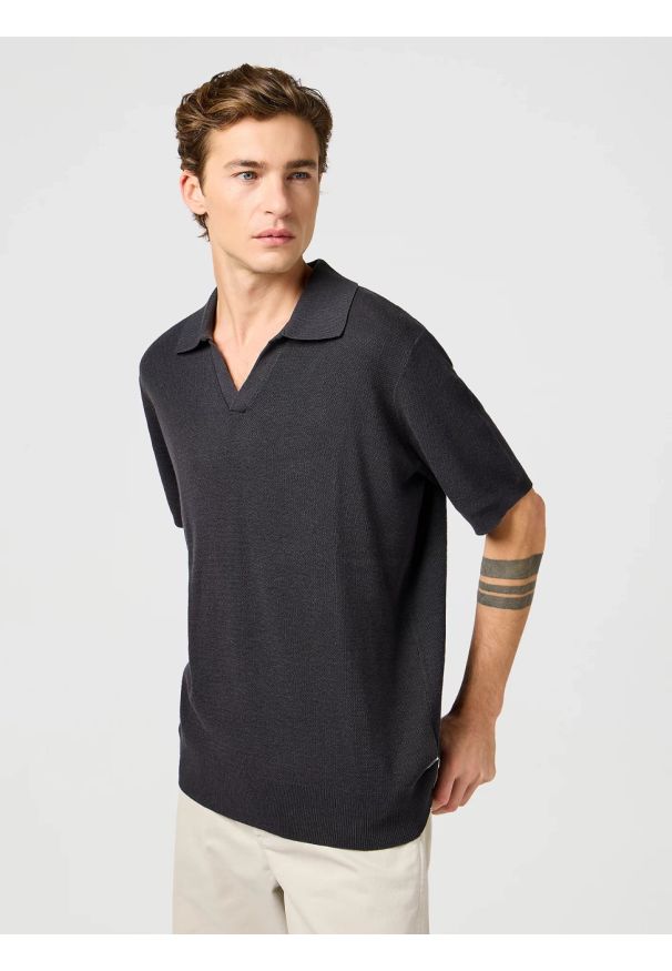 Wrangler - WRANGLER MĘSKA SWETER WRANGLER SS POLO SWEATER FADED BLACK 112364286. Typ kołnierza: polo
