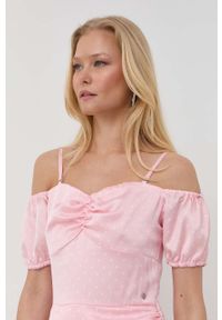 Guess sukienka kolor różowy mini prosta. Okazja: na co dzień. Kolor: różowy. Materiał: tkanina. Długość rękawa: na ramiączkach. Typ sukienki: proste. Styl: casual. Długość: mini #4