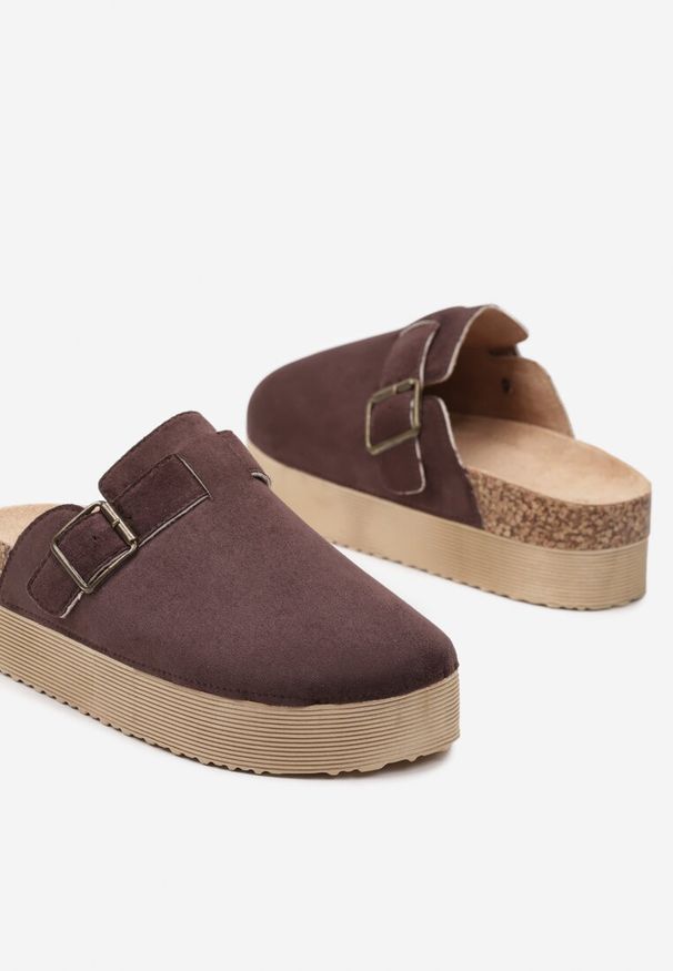 Born2be - Brązowe Klapki Chodaki w Stylu Muli z Korkową Grubą Podeszwą Uvelle. Okazja: na co dzień. Kolor: brązowy. Materiał: len. Styl: elegancki, wizytowy, casual