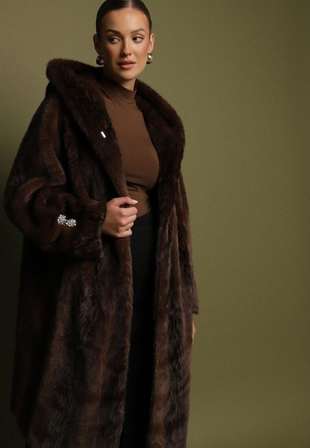 Born2be - Brązowy Elegancki Płaszcz Futerko z Kapturem i Ozdobnymi Guzikami Esilea. Okazja: na co dzień. Typ kołnierza: kaptur. Kolor: brązowy. Materiał: futro. Długość: długie. Wzór: aplikacja. Styl: elegancki