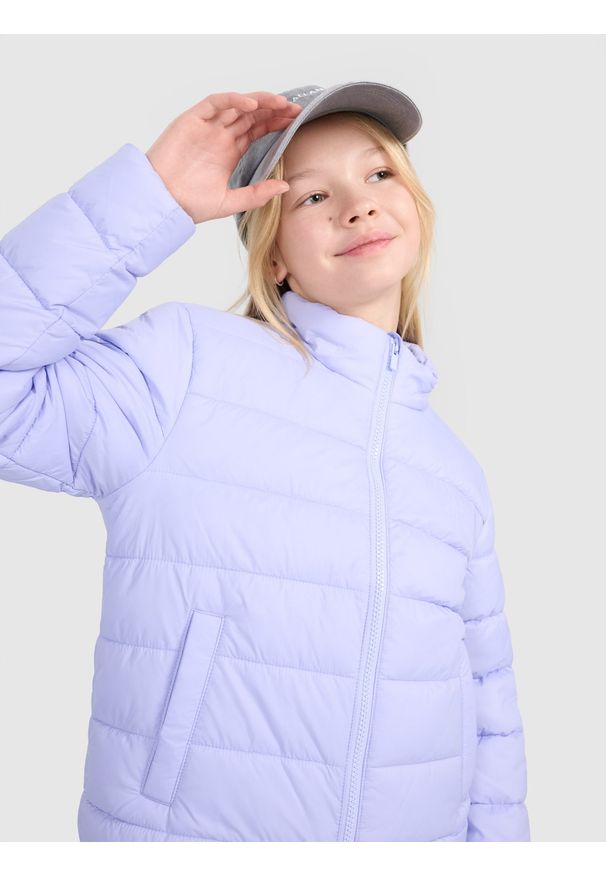 4f - 4F Kurtka puchowa z wypełnieniem syntetycznym dziewczęca - fioletowa 158 (12-13 lat). Okazja: na co dzień. Typ kołnierza: kołnierzyk stójkowy. Kolor: fioletowy. Materiał: syntetyk, puch. Długość: długie. Wzór: gładki. Sezon: lato. Styl: casual, klasyczny, sportowy
