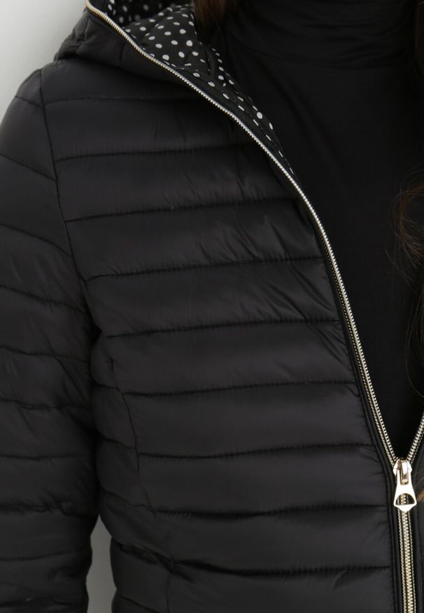 Born2be - Czarna Kurtka Pikowana Monarai. Kolor: czarny. Długość rękawa: długi rękaw. Długość: długie. Wzór: gładki, jednolity. Sezon: zima, jesień. Styl: klasyczny