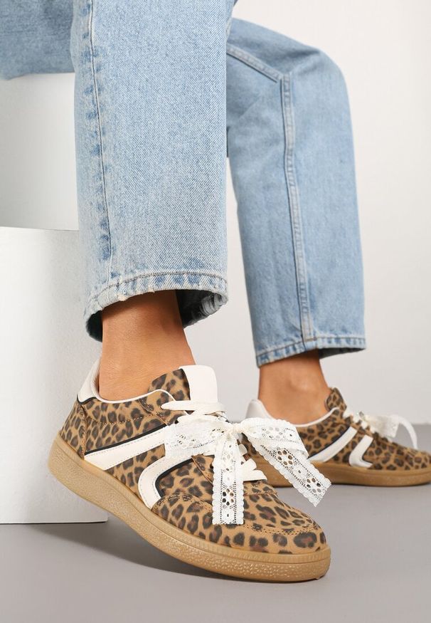Born2be - Panterkowe Sneakersy w Stylu Klasycznych Tenisówek z Odpinaną Kokardką Korimarela. Okazja: na co dzień, na imprezę. Materiał: jeans, dzianina