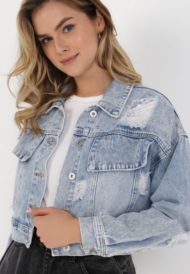 Born2be - Niebieska Kurtka Jeansowa Diomyne. Kolor: niebieski. Materiał: jeans. Długość: krótkie. Wzór: aplikacja. Styl: elegancki