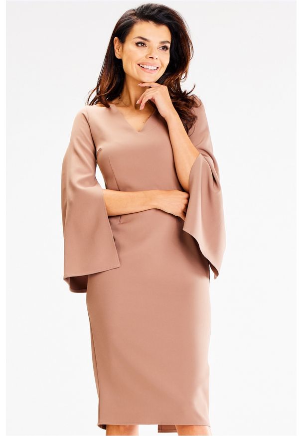 Awama - Elegancka ołówkowa sukienka midi z rozciętymi rękawami beż. Kolor: beżowy. Typ sukienki: ołówkowe. Styl: elegancki. Długość: midi