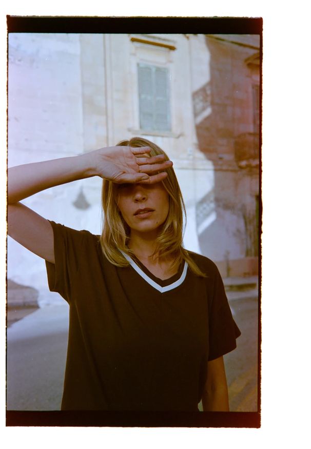 MOODO - Bluzka z dekoltem brązowa. Kolor: brązowy. Materiał: bawełna, elastan