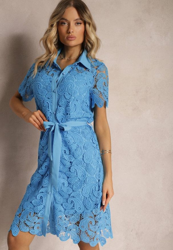 Renee - Niebieska Koronkowa Sukienka Koszulowa Midi z Paskiem Azariela. Kolor: niebieski. Materiał: koronka. Typ sukienki: koszulowe. Długość: midi