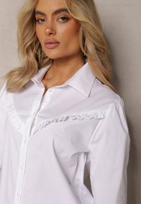 Renee - Biała Bawełniana Koszula z Kołnierzem i Falbanką Chrissa. Okazja: na co dzień. Typ kołnierza: kołnierzyk klasyczny, kołnierz z falbankami. Kolor: biały. Materiał: bawełna. Długość rękawa: długi rękaw. Długość: długie. Styl: klasyczny, elegancki, casual #4