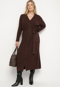Born2be - Brązowa Sukienka na Guziki z Prążkowanej Dzianiny z Dodatkiem Wełny Nalisea. Okazja: na co dzień. Typ kołnierza: dekolt w serek. Kolor: brązowy. Materiał: dzianina, prążkowany, wełna. Długość rękawa: długi rękaw. Typ sukienki: proste. Styl: casual, klasyczny #6