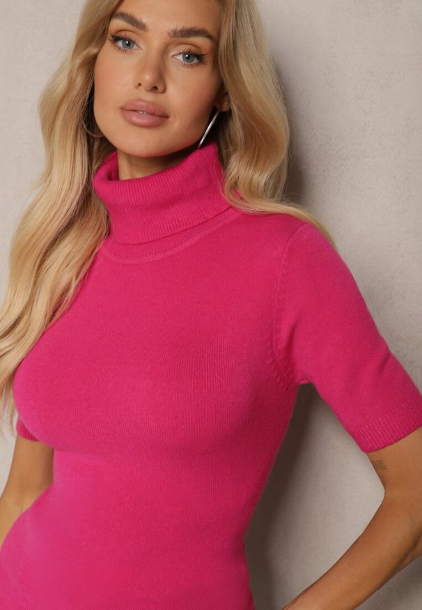 Renee - Fuksjowa Bluzka Dzianinowa z Golfem Bawełną i Wiskozą oraz Krótkim Rękawem Cialinae. Okazja: na co dzień. Typ kołnierza: golf. Kolor: różowy. Materiał: dzianina, bawełna, wiskoza. Długość rękawa: krótki rękaw. Długość: krótkie. Styl: casual