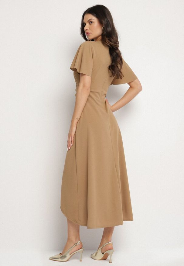 Born2be - Ciemnobeżowa Rozkloszowana Sukienka Ozdobiona Marszczeniem Odallica. Kolor: beżowy. Wzór: aplikacja. Typ sukienki: rozkloszowane. Styl: elegancki