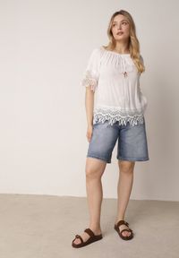 Born2be - Biała Bluzka z Wiskozy w Stylu Boho z Koronką Sznurkami i Koralikami Dazzlebell. Okazja: na co dzień, do pracy, na spotkanie biznesowe. Kolor: biały. Materiał: wiskoza, koronka. Wzór: koronka. Styl: boho #4