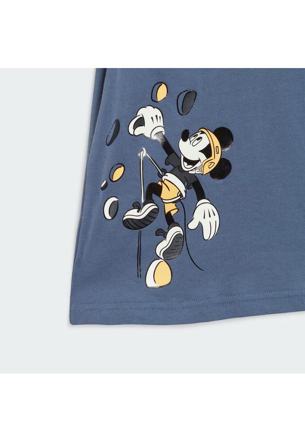 Adidas - Koszulka adidas Disney Mickey Mouse. Kolor: niebieski, wielokolorowy, biały, żółty. Wzór: motyw z bajki. Sport: joga i pilates