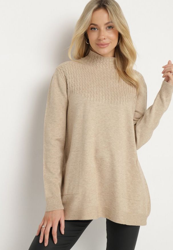 Born2be - Jasnobeżowy Sweter z Półgolfem Bawełną i Kieszenią w Stylu Kangurka Emirielia. Okazja: na co dzień, na spotkanie biznesowe, do pracy. Kolor: beżowy. Materiał: bawełna. Długość rękawa: długi rękaw. Długość: długie. Styl: biznesowy, elegancki, casual