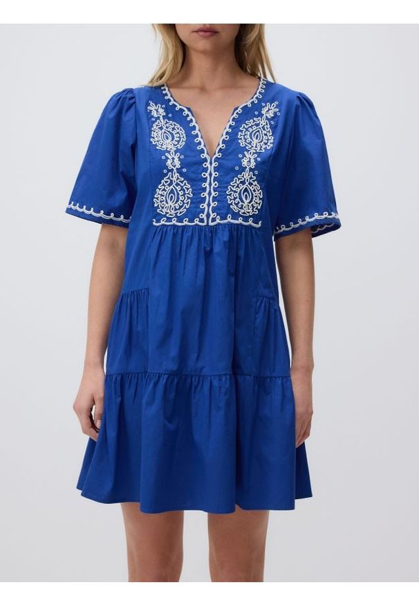 Reserved - Sukienka z haftem - niebieski. Kolor: niebieski. Materiał: tkanina, bawełna. Wzór: haft. Typ sukienki: proste