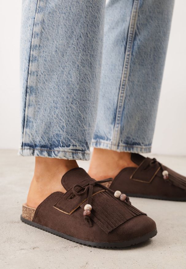 Born2be - Brązowe Płaskie Klapki Mule Zdobione Frędzlami i Kokardką z Koralikami Petlame. Okazja: na co dzień. Kolor: brązowy. Materiał: jeans, len. Wzór: aplikacja. Sezon: lato. Styl: boho, casual, elegancki