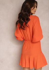 Renee - Pomarańczowa Sukienka Barbeina. Kolor: pomarańczowy. Wzór: geometria. Typ sukienki: kopertowe. Długość: mini #5