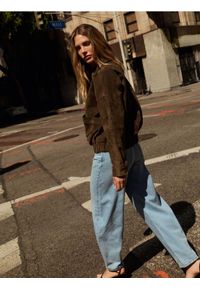 Reserved - Jeansy barrel leg - niebieski. Kolor: niebieski