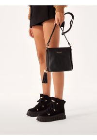 Kazar - Czarna skórzana torebka z brelokiem. Kolor: czarny. Wzór: aplikacja. Dodatki: z breloczkiem. Materiał: skórzane. Styl: elegancki, casual, klasyczny #3