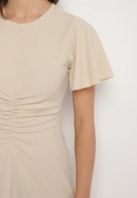 Born2be - Beżowa Rozkloszowana Sukienka Ozdobiona Marszczeniem Odallica. Kolor: beżowy. Wzór: aplikacja. Typ sukienki: rozkloszowane. Styl: elegancki #2