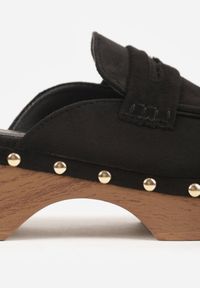 Renee - Czarne Klapki Drewniaki o Fasonie Loafersów z Ozdobnymi Nitami Sargita. Okazja: na co dzień. Kolor: czarny. Materiał: skóra. Wzór: haft. Styl: casual, elegancki #4