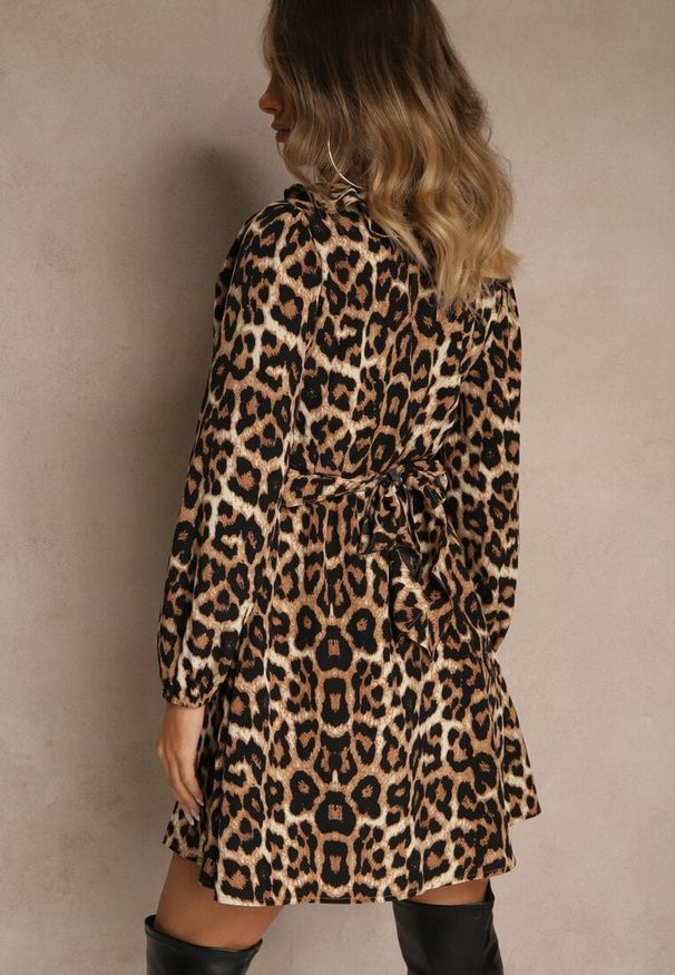 Renee - Panterkowa Sukienka Vices o Rozkloszowanym Kroju z Falbanami przy Dekolcie Resarina. Okazja: na co dzień, na randkę. Typ kołnierza: dekolt w kształcie V. Wzór: motyw zwierzęcy. Typ sukienki: oversize. Styl: casual