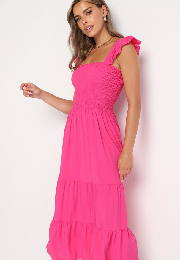 Born2be - Fuksjowa Rozkloszowana Bawełniana Sukienka na Ramiączkach z Gumkami i Falbanką Mevesta. Okazja: na spacer. Typ kołnierza: kołnierz z falbankami, dekolt kwadratowy. Kolor: różowy. Materiał: bawełna. Długość rękawa: na ramiączkach