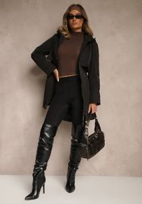 Renee - Czarna Kurtka Typu Parka z Kapturem o Klasycznym Kroju Tulania. Okazja: na co dzień, na spacer. Typ kołnierza: kaptur. Kolor: czarny. Materiał: jeans. Styl: klasyczny #4