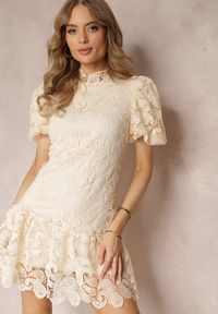 Renee - Jasnobeżowa Sukienka z Koronkowym Haftem Paisley i Bufiastymi Rękawami Briena. Kolor: beżowy. Materiał: koronka. Wzór: haft, paisley