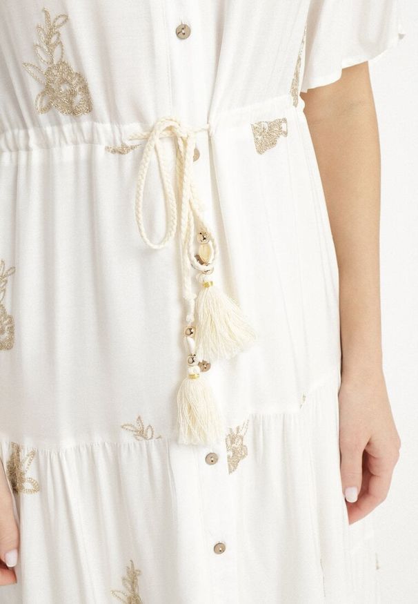 Born2be - Biała Wiskozowa Sukienka Boho o Rozkloszowanym Kroju z Haftem i Wiązaniem Lilvanis. Okazja: na co dzień. Typ kołnierza: dekolt w serek. Kolor: biały. Materiał: wiskoza. Długość rękawa: krótki rękaw. Wzór: haft. Styl: boho