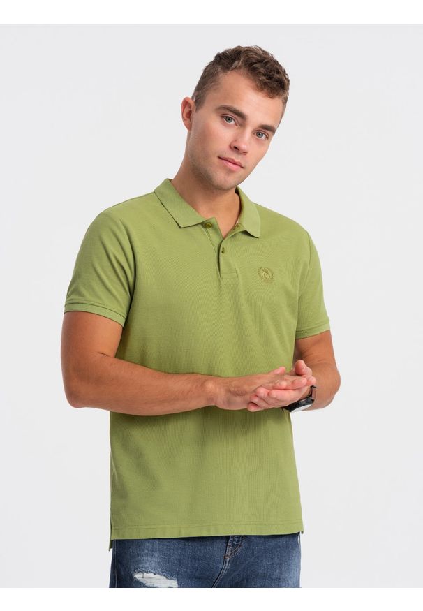 Ombre Clothing - Koszulka męska polo z dzianiny pique - oliwkowy V21. Typ kołnierza: polo. Kolor: oliwkowy. Materiał: dzianina. Wzór: haft. Styl: klasyczny
