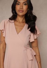 Renee - Różowa Kopertowa Sukienka z Rozkloszowanym Dołem i Ozdobnym Wiązaniem Dannola. Kolor: różowy. Materiał: tkanina. Sezon: lato. Typ sukienki: kopertowe #5