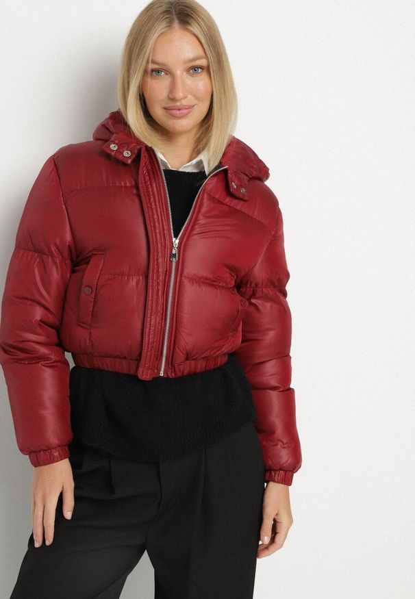 Born2be - Bordowa Kurtka Pikowana o Krótkim Fasonie z Kapturem Tinthella. Okazja: na spacer, na co dzień. Typ kołnierza: kaptur. Kolor: czerwony. Materiał: jeans. Długość: krótkie. Wzór: aplikacja. Styl: casual, elegancki