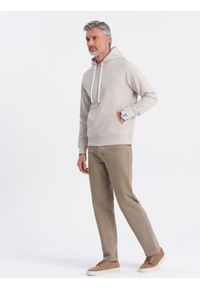 Ombre Clothing - Męska bluza dresowa kangurka z kapturem - jasnobeżowa V1 OM-SSBN-0177 - XXL. Okazja: na co dzień. Typ kołnierza: kaptur. Kolor: beżowy. Materiał: dresówka. Wzór: aplikacja. Styl: klasyczny, casual #7