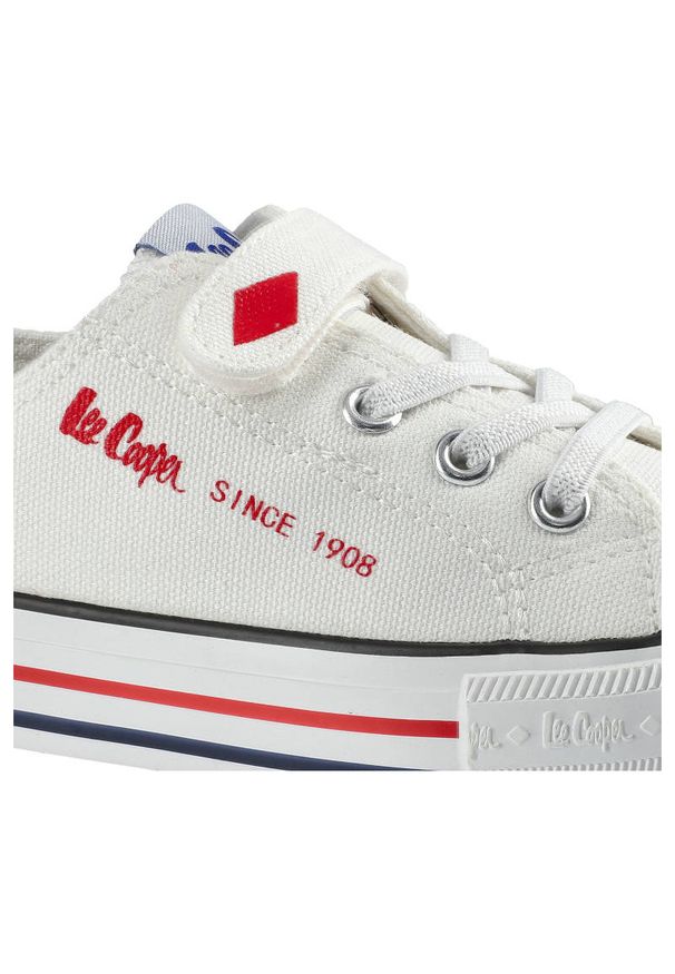 Białe Trampki Lee Cooper Dziecięce Buty Na Rzep. Okazja: na uczelnię, na spacer. Zapięcie: rzepy. Kolor: biały. Materiał: materiał, guma. Szerokość cholewki: normalna. Styl: klasyczny