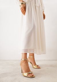 Renee - Złote Sandały VICES na Szpilce Zdobione Kokardą i Aplikacją z Cyrkoniami Sireilora. Zapięcie: pasek. Kolor: złoty. Materiał: satyna. Wzór: aplikacja. Obcas: na szpilce. Styl: glamour #1